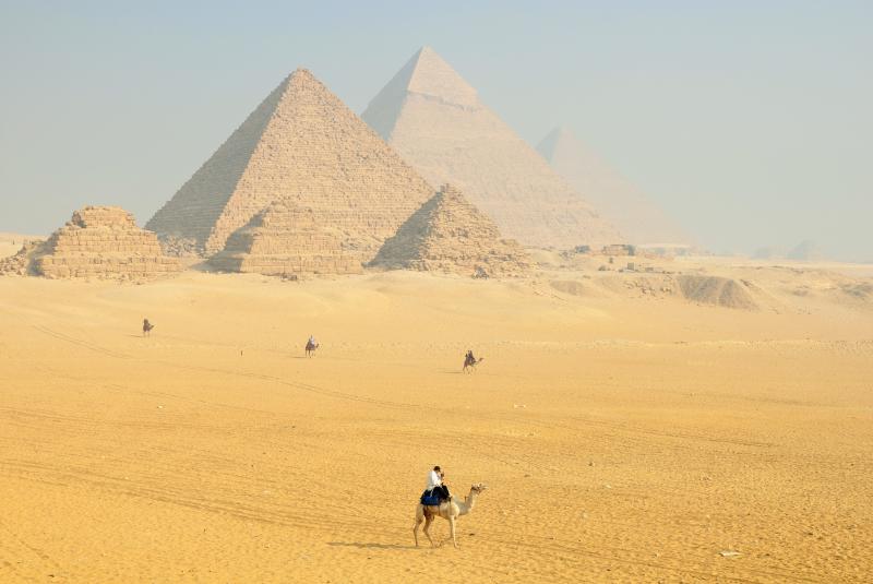Viajar a Egipto Pirámides de Giza el Cairo explanada