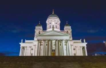 Helsinki Finlandia catedral de noche