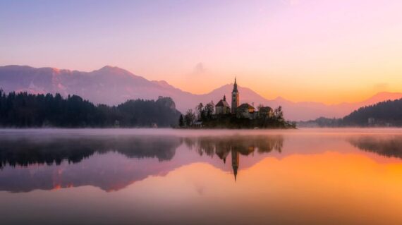 Iglesia en el Lago