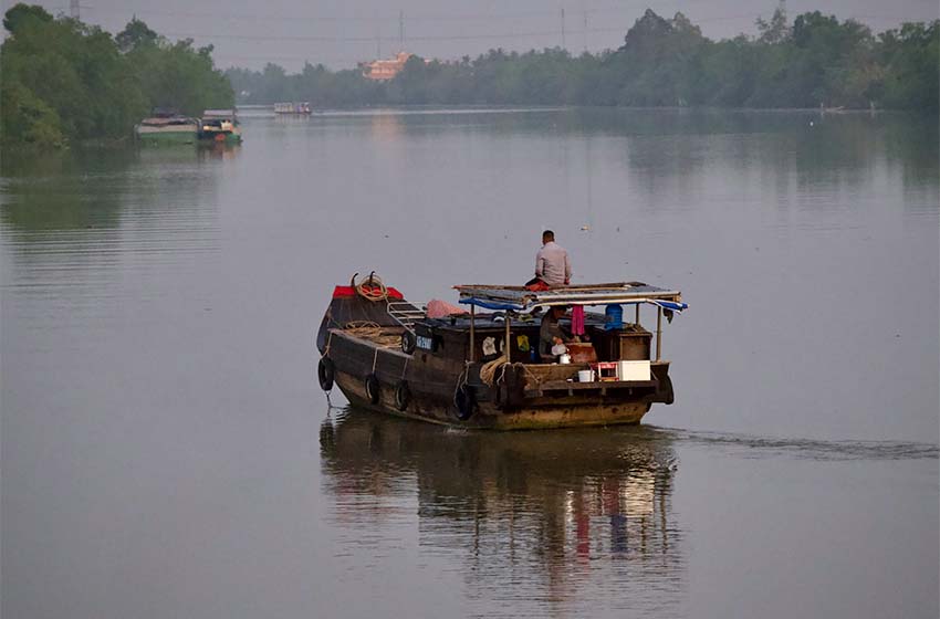 Embarcación navegando por el Delta del Mekong