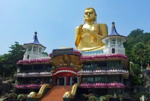 Templo de Dambulla con el gigante buda de oro. Oferta viaje a Sri Lanka.
