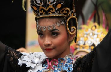 Bailarina con ropa tradicional