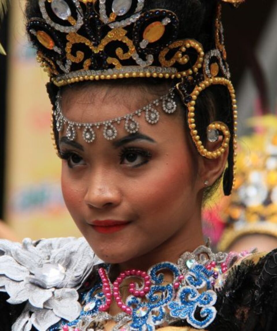 Bailarina con ropa tradicional
