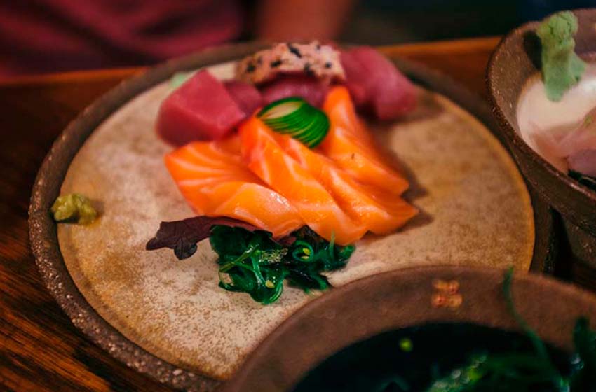 Plato de sashimi de salmón con presentación minimalista