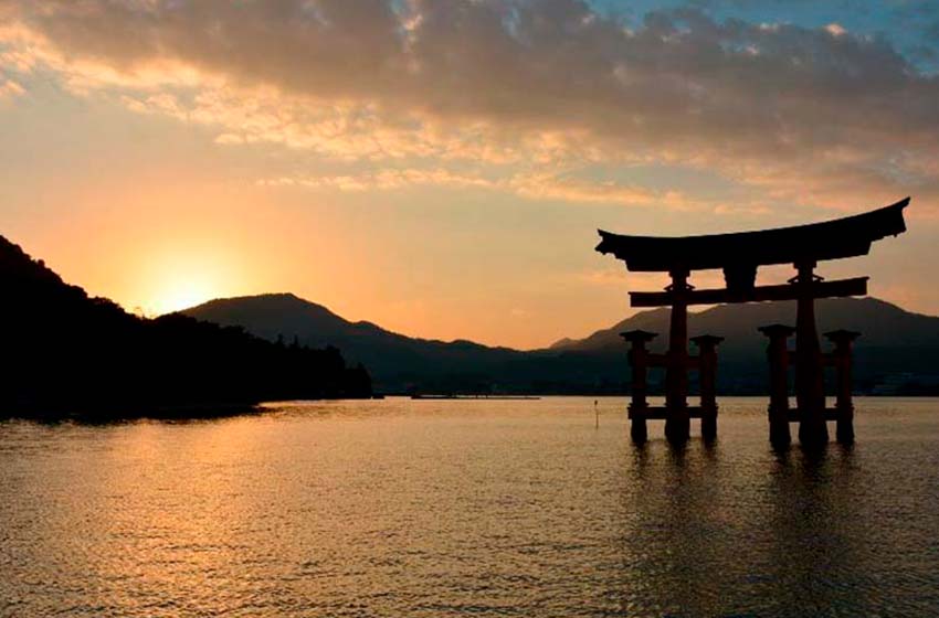 Panorámica al atardecer del torii de Miyajima en Hiroshima